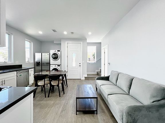 4th image of 2641 S Budlong Ave #2641