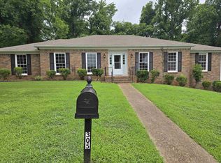 305 Robinhood Dr, Florence, AL 35633
