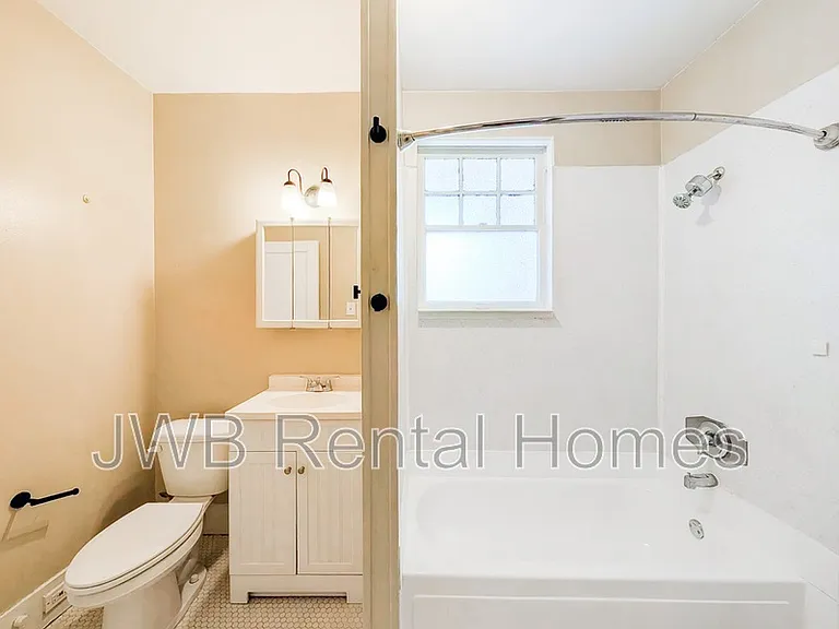 2305 College St — Photo 7