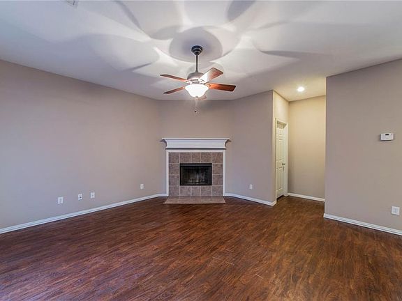 4th image of 1375 Portsmouth Dr