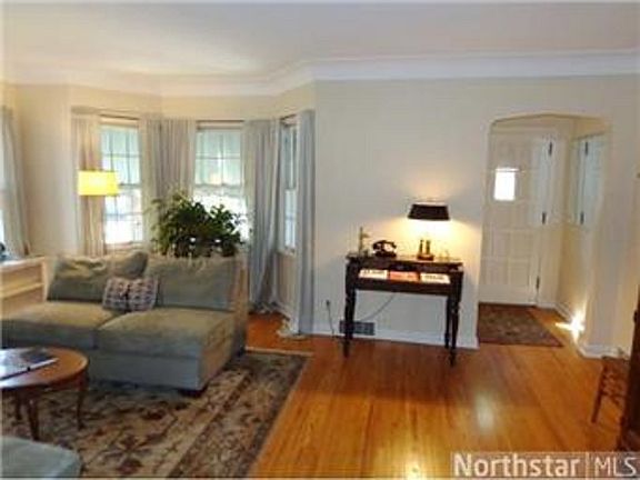4th image of 2919 Arthur St NE