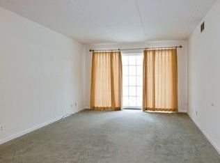 1110 N Farnsworth Ave APT 114, Aurora, IL