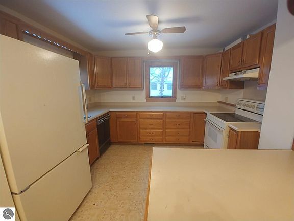 4th image of 819 Baldwin Ave