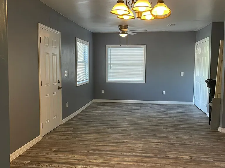 2524 Hiland St — Photo 2