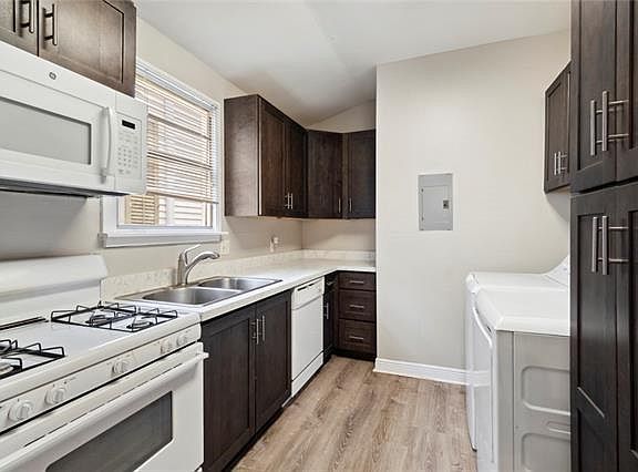 5th image of 940 Aline St