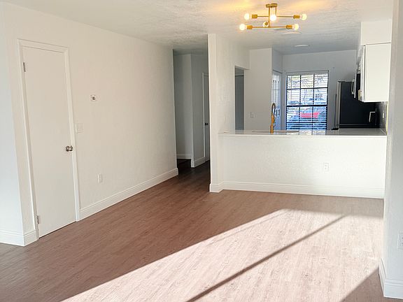 2nd image of 254 Dovetail Ct #254
