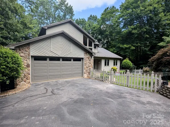 2 Pleasant Hill Dr, Franklin, NC 28734