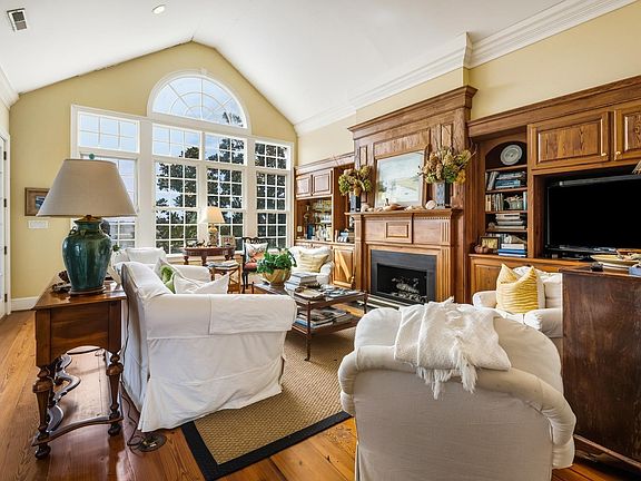 5th image of 160 Colony Point Dr.