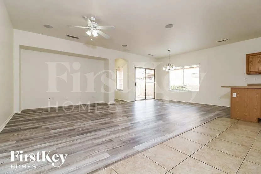 3 bed, 2.0 bath, 1407 sqft, $2,145 — Photo 4