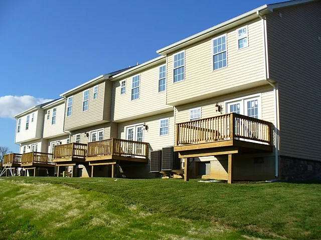 3 bed, 2.5 bath, 1309 sqft, $1,375 — Photo 3