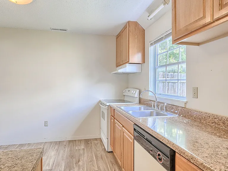 605 English Creek Ct — Photo 8