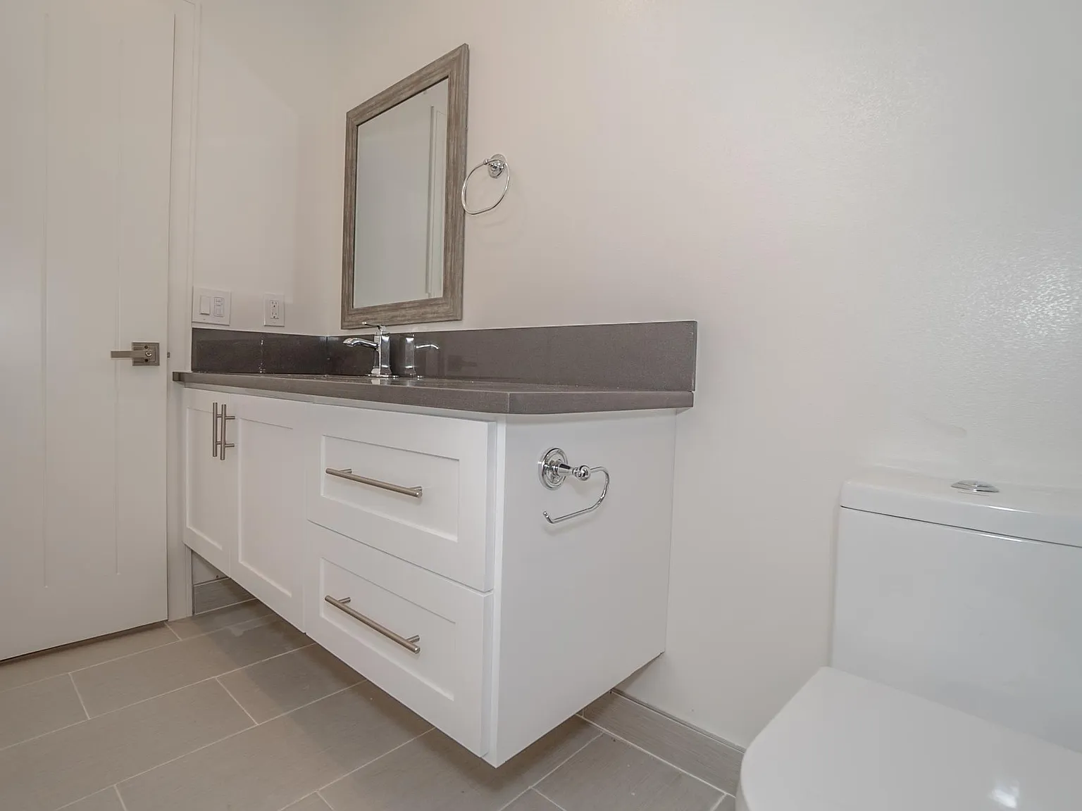 2631 S La Salle Ave — Photo 3
