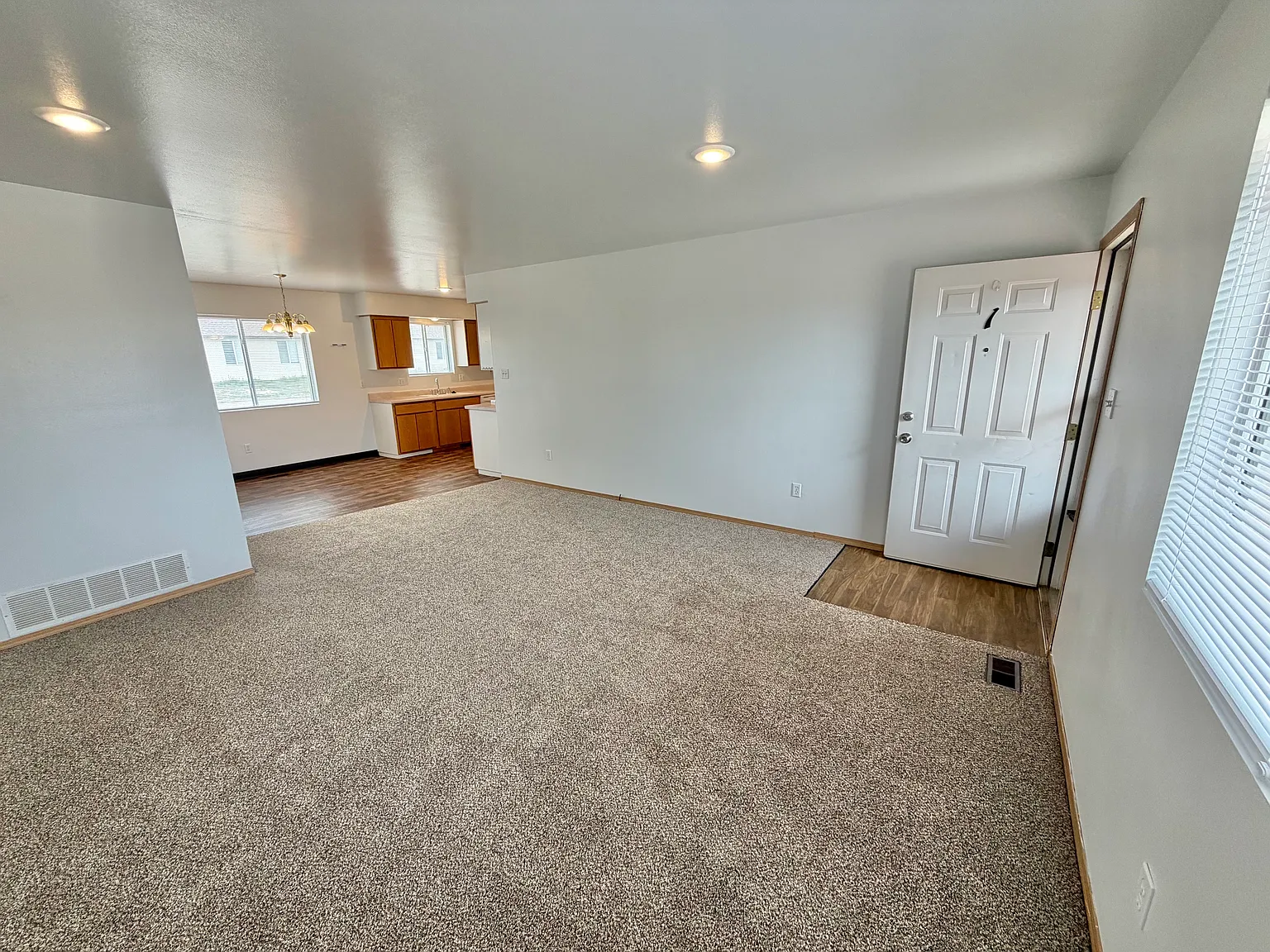 489 S Angus Ave — Photo 3