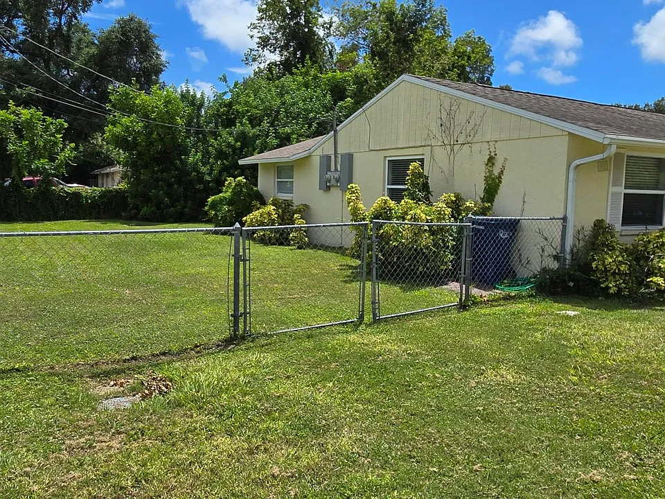 Large, Fully Fenced Back Yard