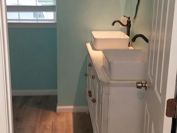 4th image of 605 Runnymede Ct