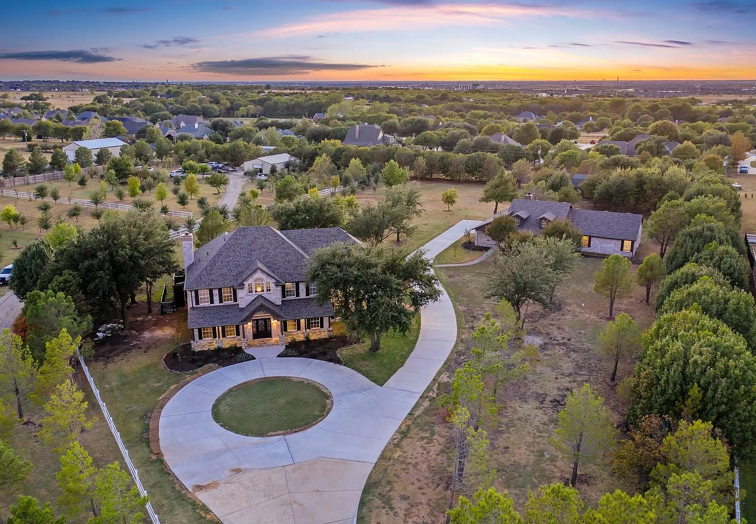 7 bed, 5923 sqft, $10,000 — Photo 2