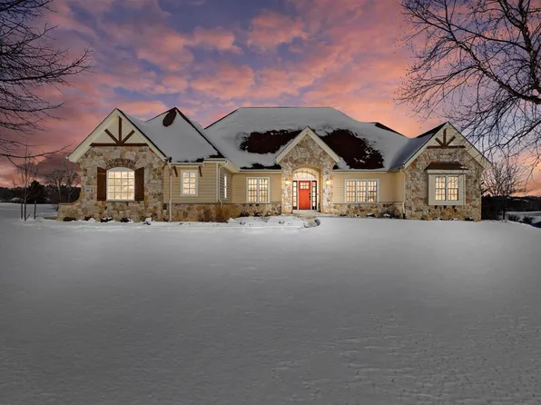 102 Legend WAY, Wales, WI 53183