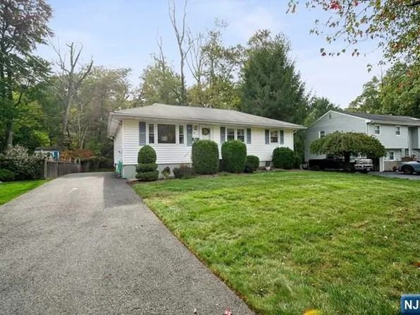 86 Calumet Ave, Oakland, NJ 07436