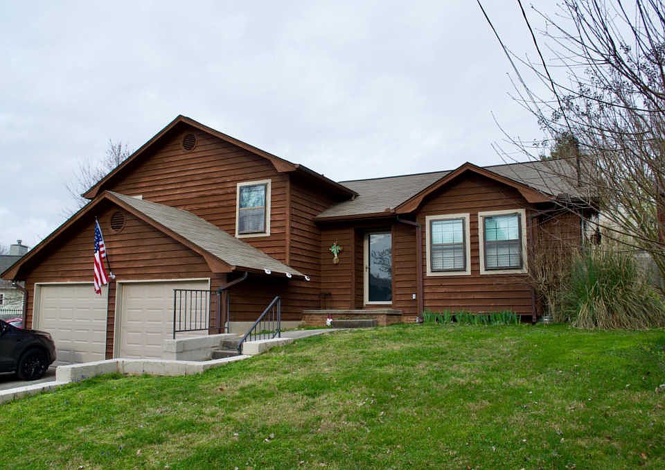 1st image of 2004 Merle Ln