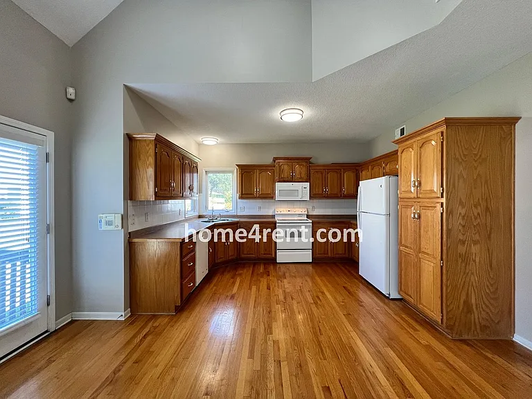 8310 NW 77th Ter — Photo 8