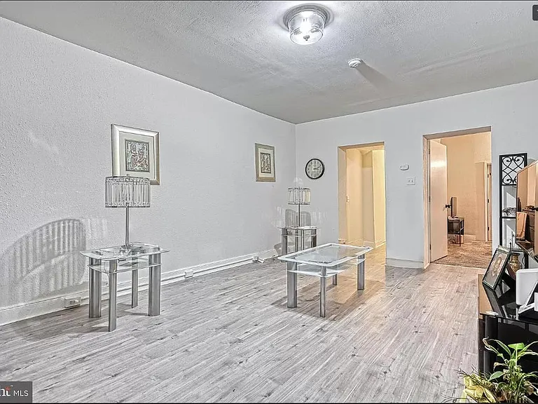139 N Queen St #A — Photo 6