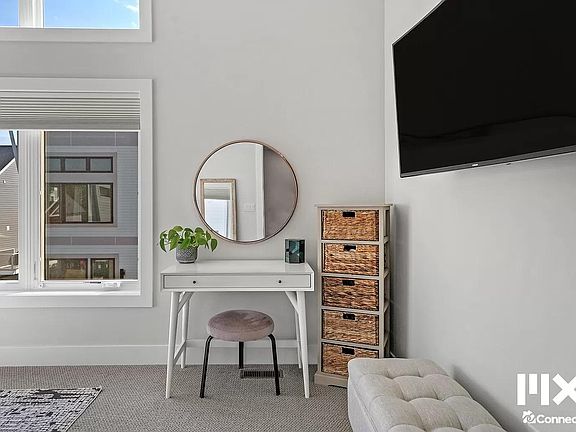 5th image of 627 Fairview #03