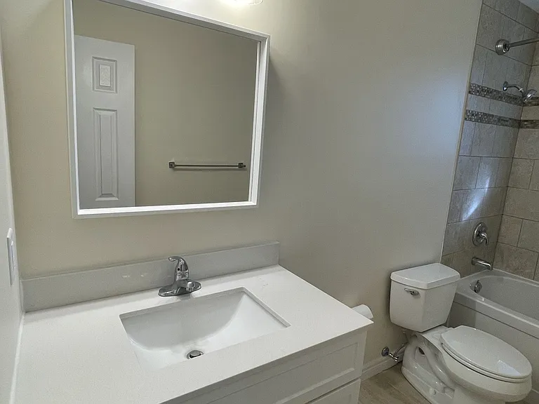 37 E Rutherford Dr #MAIN FLOOR — Photo 14