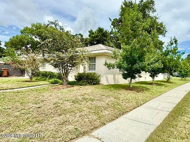 4 bed, 2.0 bath, 1964 sqft, $2,200 — Photo 2