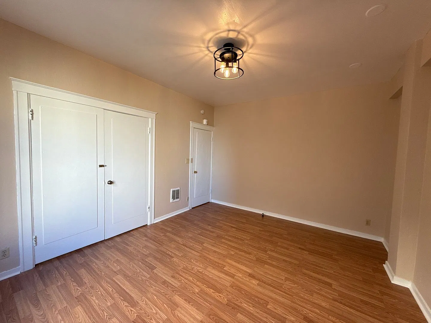 Spacious, Street-Facing Private Room in Nob Hill Apartment — Photo 4