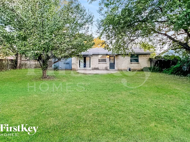 302 Shorewood Dr — Photo 14