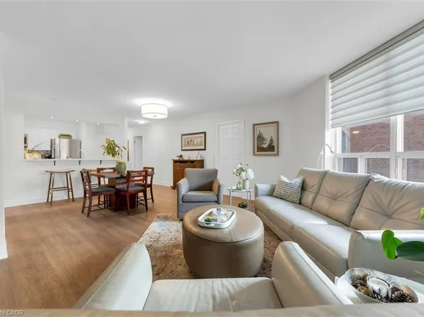 185 Robinson St #203, Oakville, ON L6J 7P6