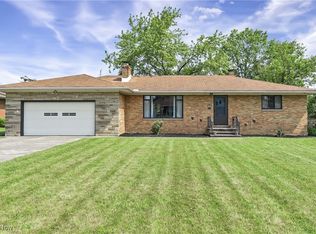 321 Justo Ln, Seven Hills, OH