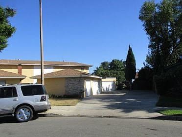 Exterior Neighborhood (street photo)