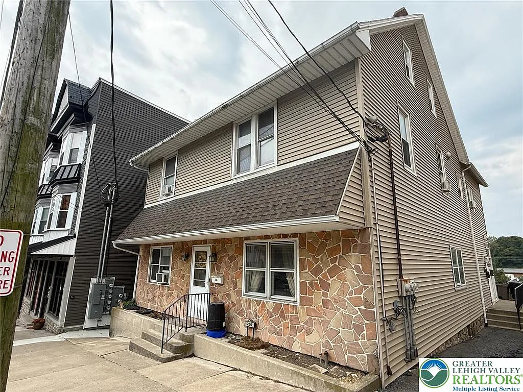 206 S Main St photo 1