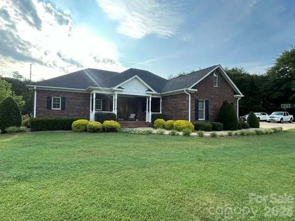 343 Countryside Dr, Forest City, NC 28043