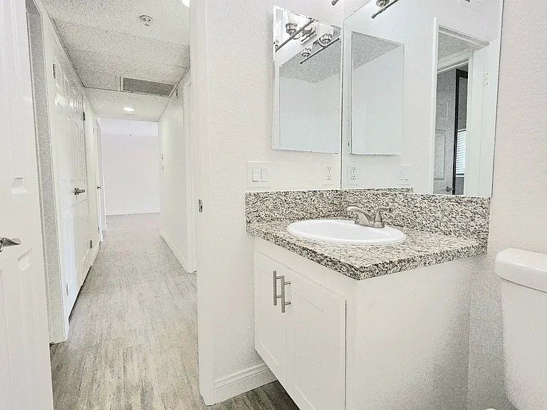 Yorktown Apartments — Photo 24