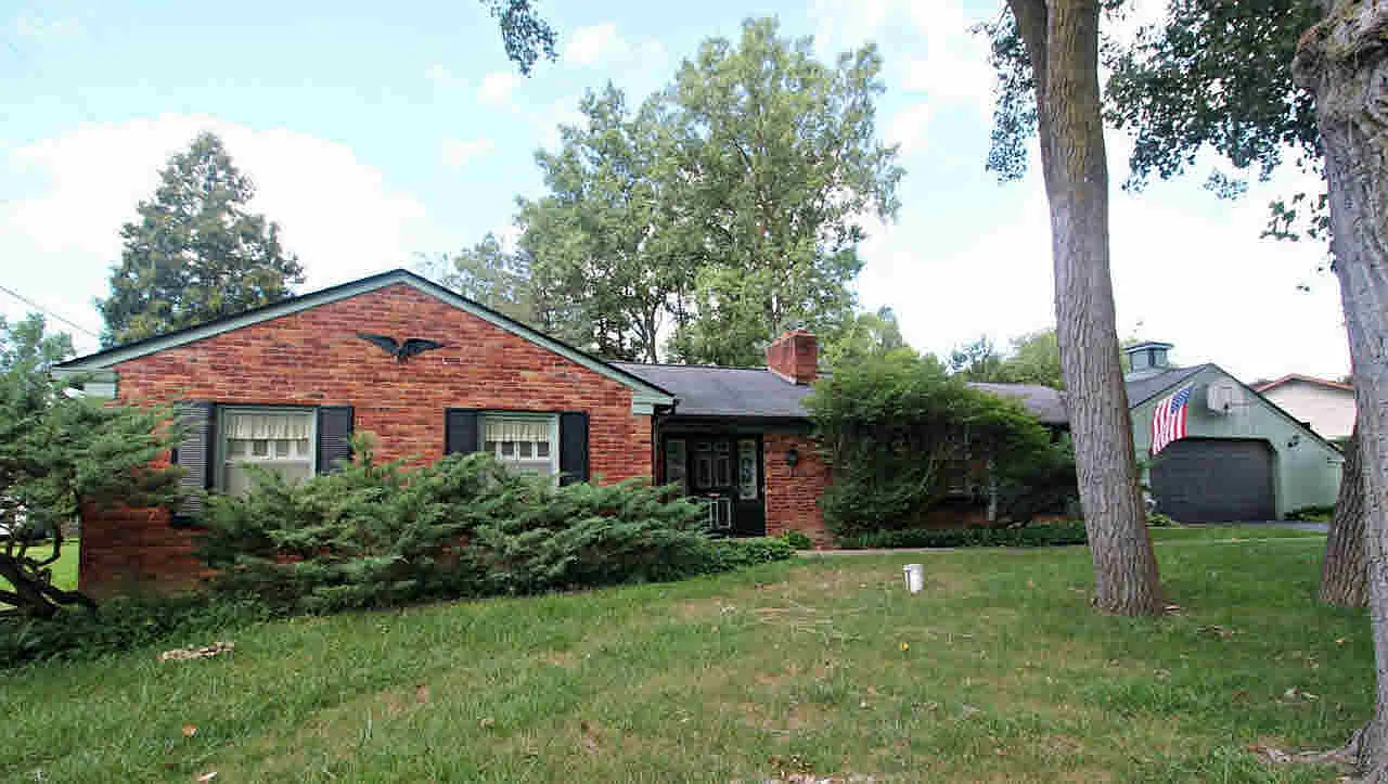2437 Redwood Dr photo 1