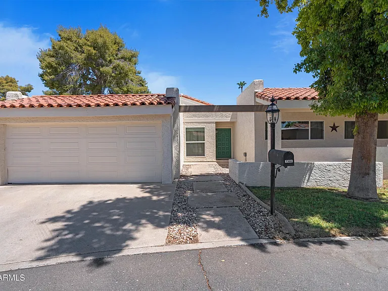 7308 E Berridge Ln — Photo 3