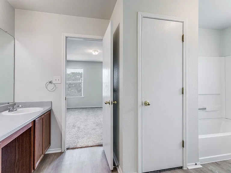 3410 Sherwin Dr — Photo 16
