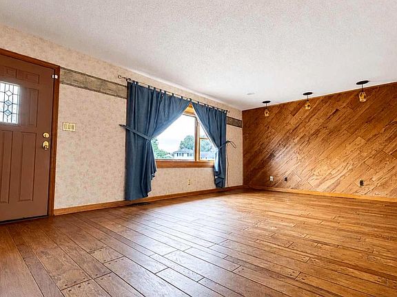 4th image of 19 Walnut Dr