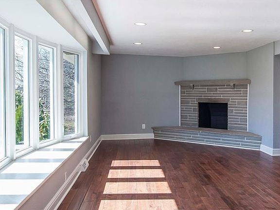 3rd image of 2462 Broadlawn Dr