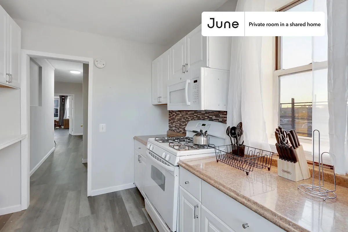 Queen bedroom in 3 bed/1 bath home in Ridgewood #772 B — Photo 4
