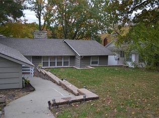 68 Anchor Dr, Lake Tapawingo, MO 64015