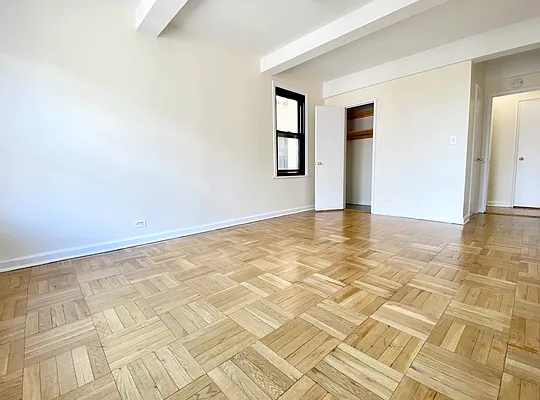 Rented by Manhattan Realty Group | media 9