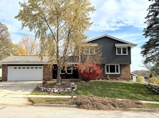 1019 Canterbury Ln, Waukesha, WI 53188