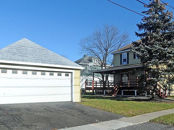  Oakwood Blvd. garage entry