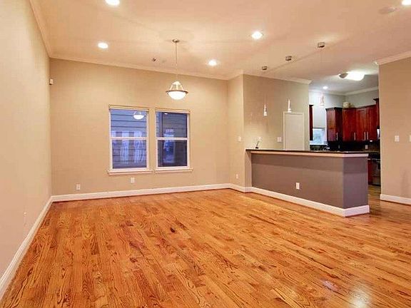 4th image of 1105 Saint Charles St