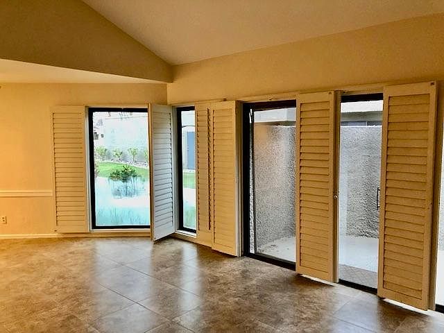 Lots of floor to ceiling glass windows in Living room in Dining room!!
