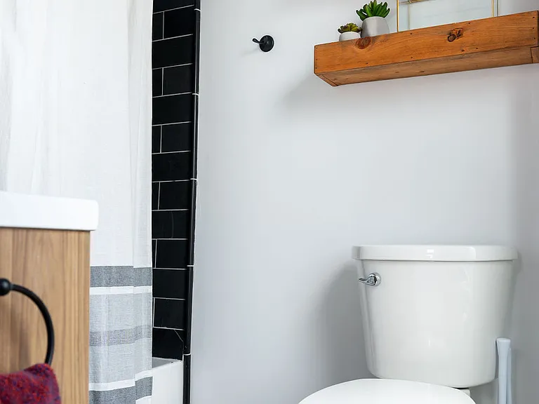 2nd upstairs bath