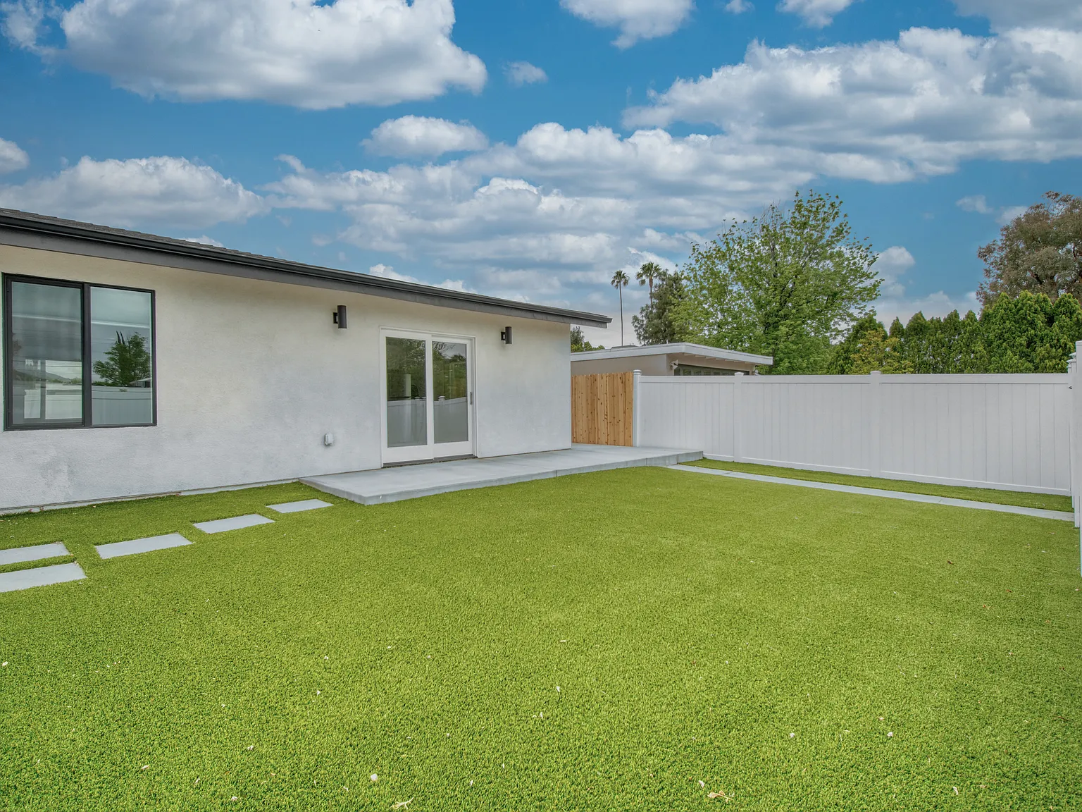 2 bed, 800 sqft, $3,200 — Photo 3